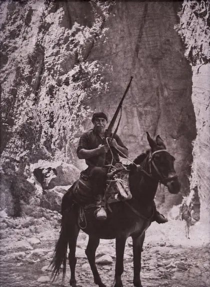 Φωτογραφία: καβαλάρης σε φαράγγι