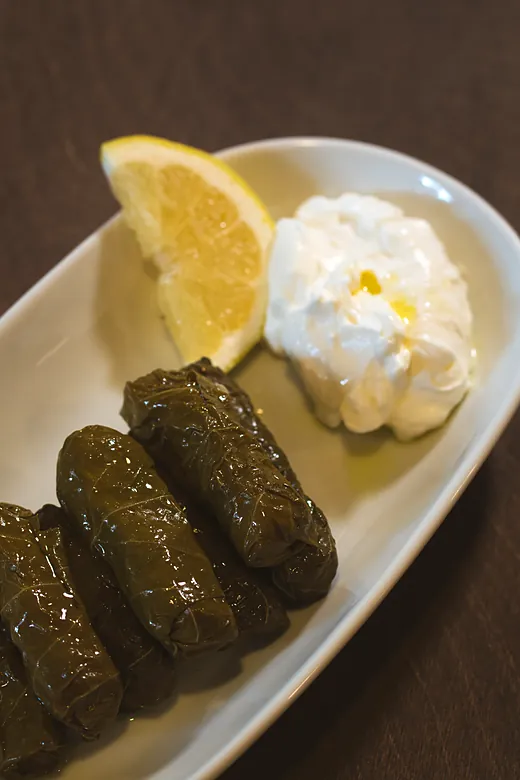 Ντολμαδάκια με γιαούρτι και λεμόνι