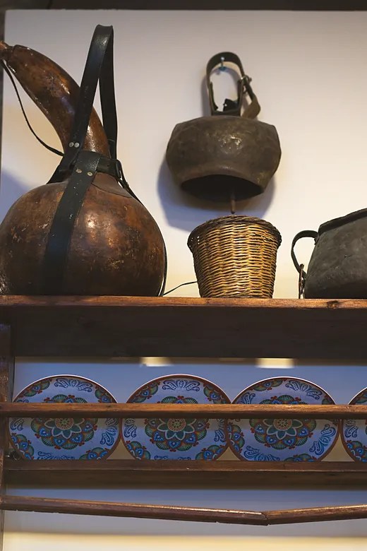 Φλασκί, κουδούνι και πιατοθήκη στον τοίχο